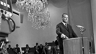 Willy Brandt, damals 1967 Außenminister und Vizekanzler der großen Koalition unter Kurt Georg Kiesinger, gibt den offiziellen Startschuss für das Farbfernsehen in Westdeutschland [Bild: dpa]
