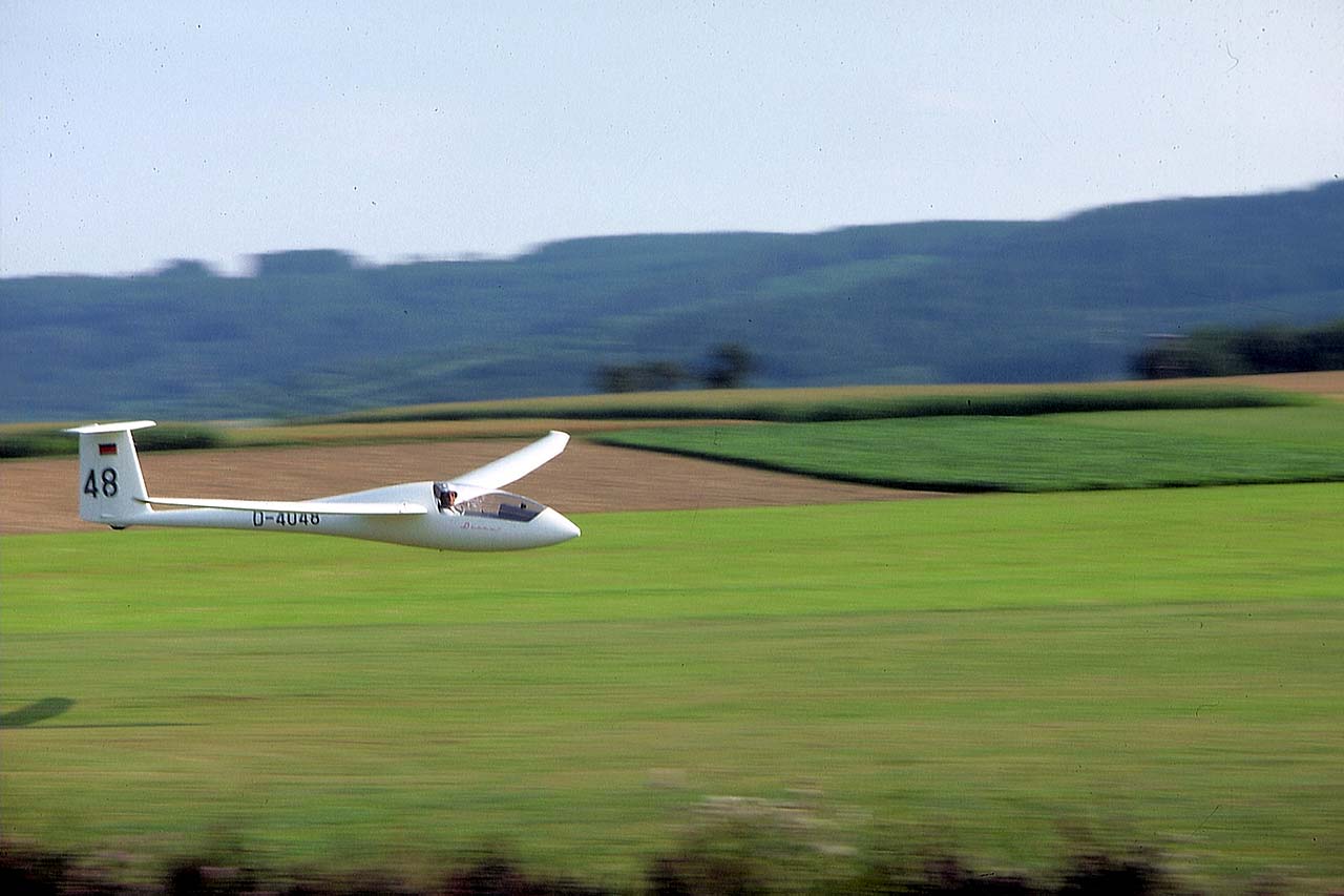 Überflug eines Standard Discus mit 200 km/h in Heiningen (Foto: Hubert Müller)